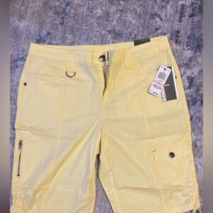 I’m selling one beautiful pair of yellow Bermuda shirts. NWT size 10
